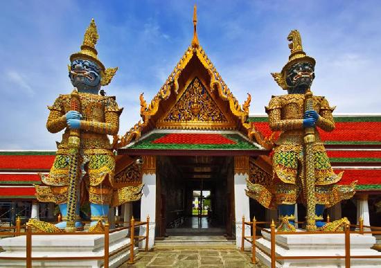 泰国佛牌：神圣象征还是商家盈利工具？ 